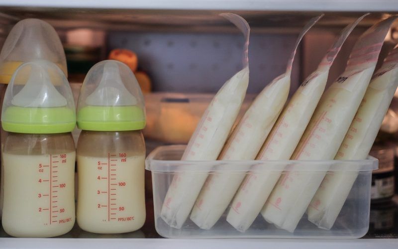Dự trữ sữa mẹ để tủ lạnh được bao lâu 1