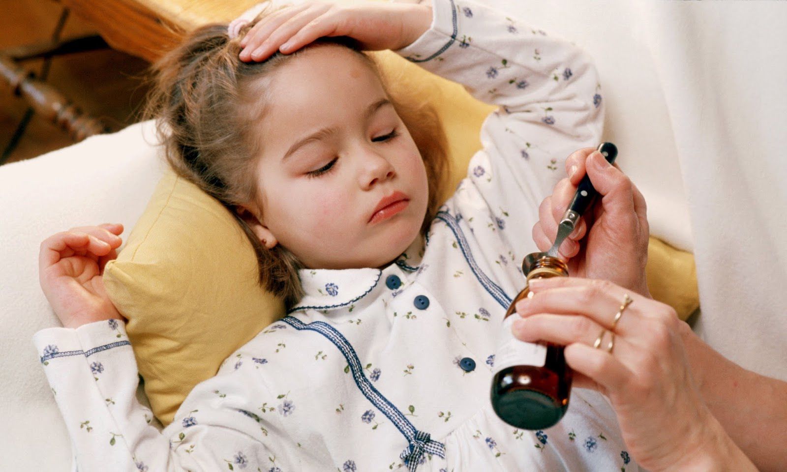 Hướng dẫn chăm sóc bệnh viêm họng kèm sốt ở trẻ 1