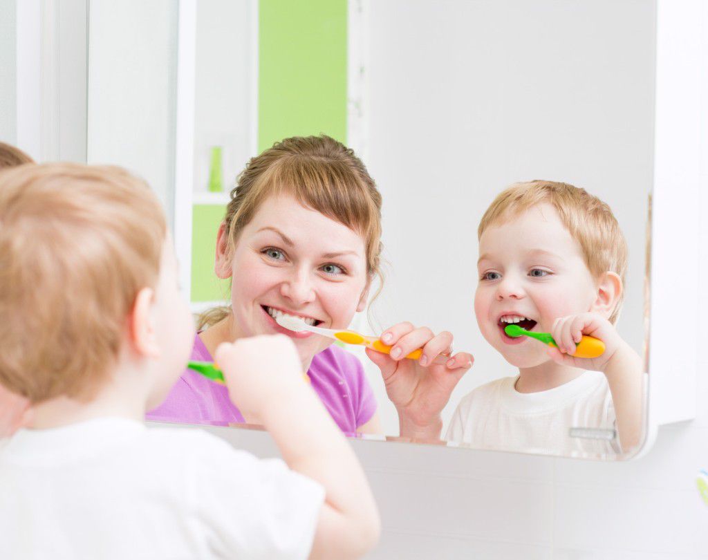 Hướng dẫn mẹ vệ sinh răng miệng cho con tuổi ăn dặm 1
