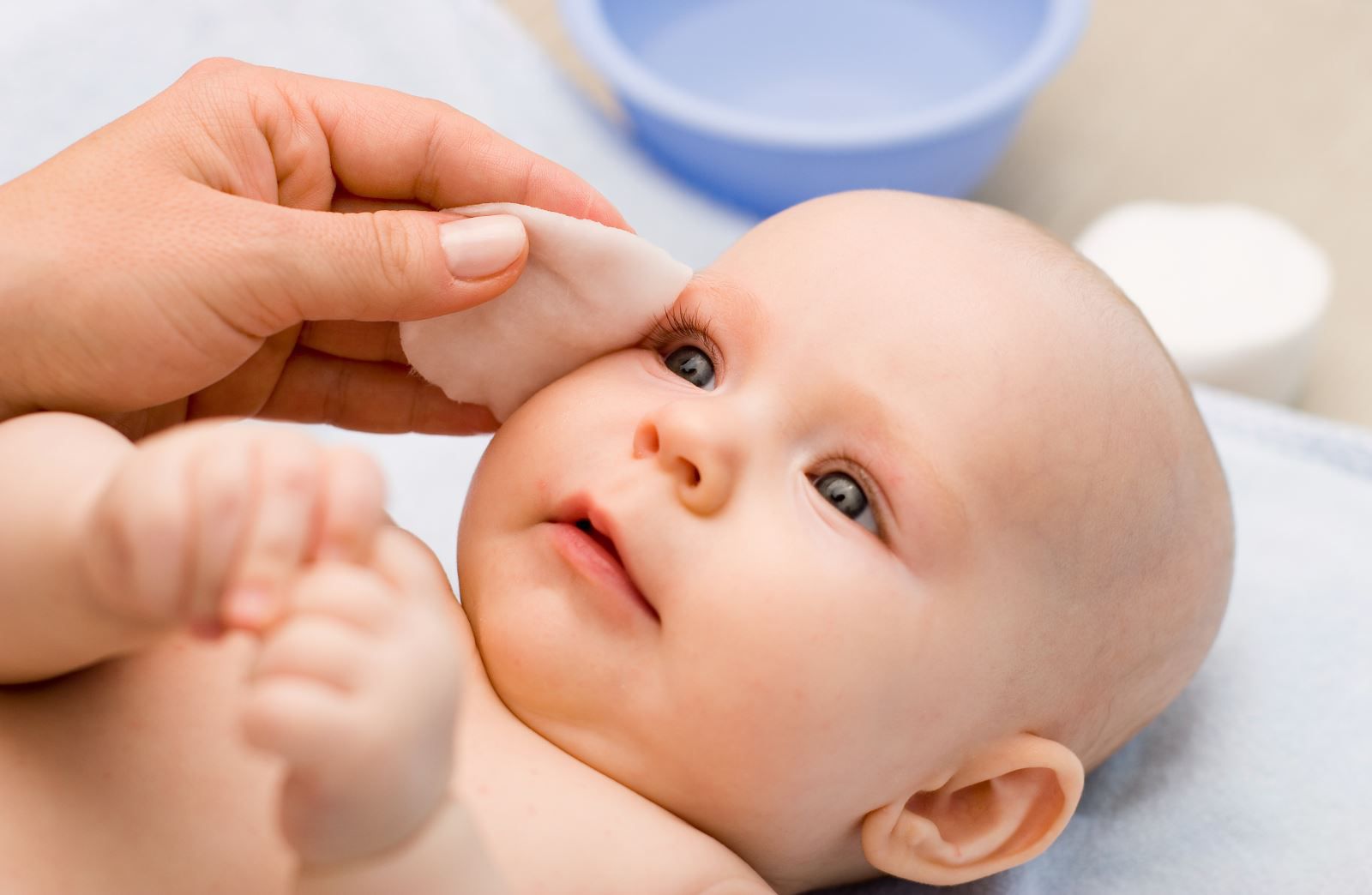 Tác hại khôn lường khi nhỏ sữa mẹ vào mắt trẻ sơ sinh 3